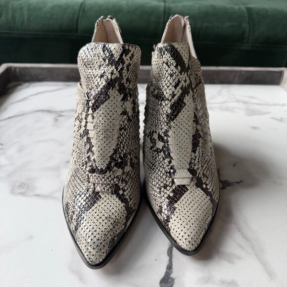 NEW Vince Camuto Levana Snake Print Western Booties Size 8.5 - Picture 3 of 9